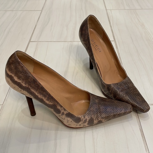 Gucci snakeskin pumps. Pointed toe, python snakeskin, 4 inch heal. Size 9B - Picture 2 of 8